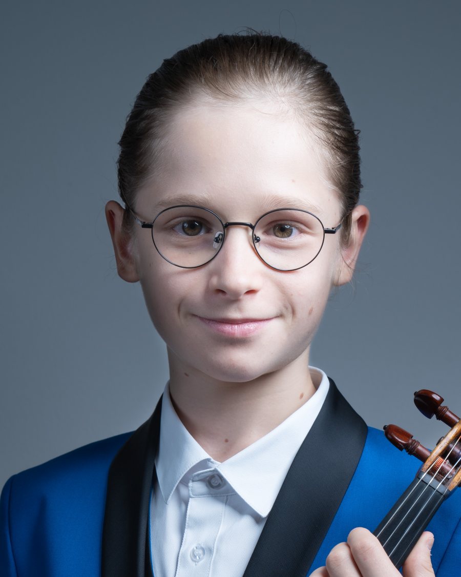 Mykola Pososhko playing the violin